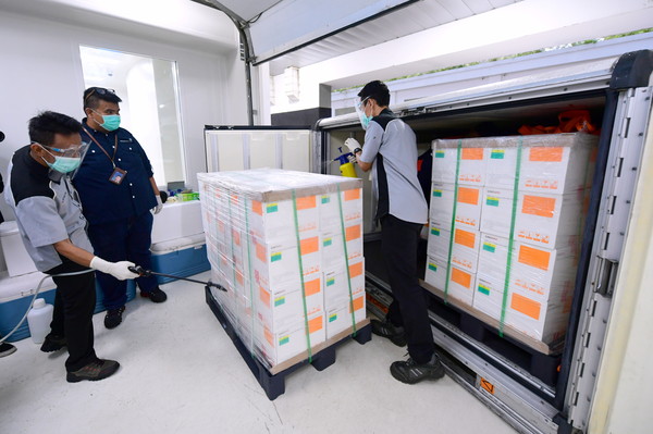 ▲▼  中國科興控股生物技術有限公司研發的疫苗運抵印尼，印尼官員們7日展開檢查程序。（圖／路透）