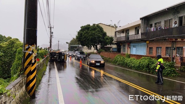 ▲▼小貨車雨天開山路翻車,醬油、沙拉油灑一地             。（圖／記者陳以昇翻攝）