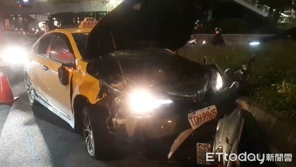 ▲8日晚間台北車站旁市民大道發生小黃追撞機車意外，造成9位機車騎士、民眾送醫。（圖／記者黃彥傑翻攝）