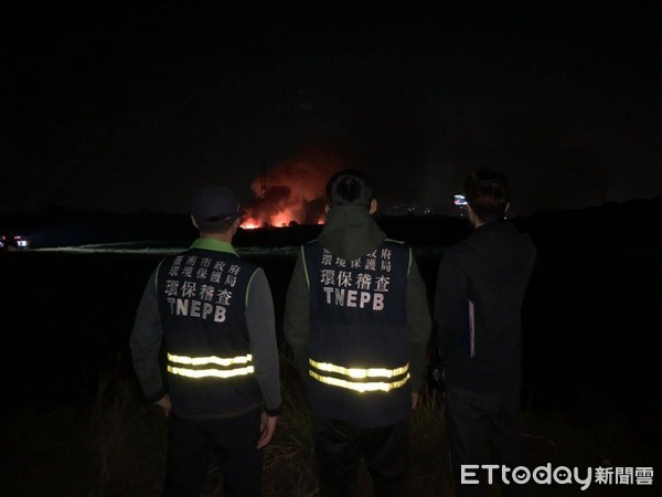 高雄人怒「快窒息」！台南大火臭煙南飄　黃偉哲致歉：嚴懲肇事者。（圖／翻攝台南市環保局臉書）