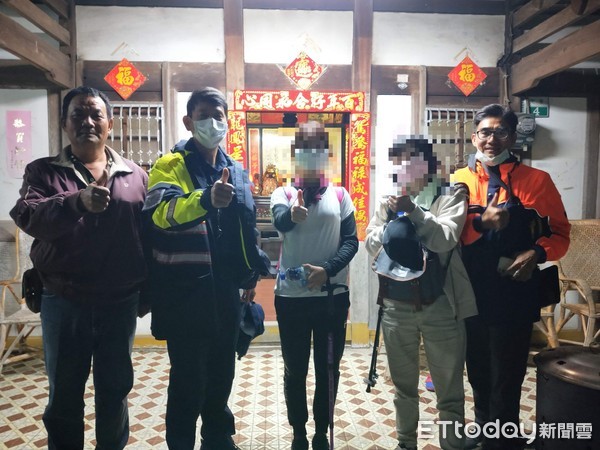 ▲台南2名女子登山健行卻迷走，台南、嘉義警方合作聯手尋獲，2女十分感謝警、消人員熱心協助脫困。（圖／記者林悅翻攝，下同）