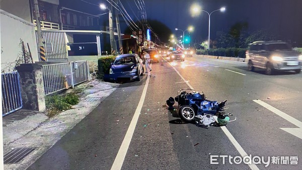 ▲屏東縣台一線枋山鄉北上道路454公里處8日晚發生機車撞自小客車車禍，肇事原因警方調查中            。（圖／記者陳崑福翻攝，以下同）