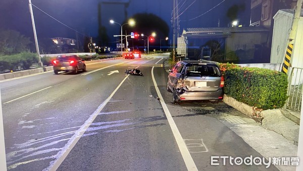 ▲屏東縣台一線枋山鄉北上道路454公里處8日晚發生機車撞自小客車車禍，肇事原因警方調查中            。（圖／記者陳崑福翻攝，以下同）