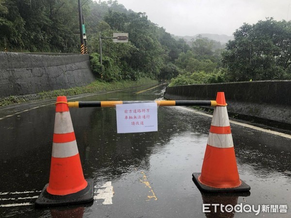 ▲新北市雙溪區102線21.5K、往不厭亭方向9日發生土石坍方，造成交通中斷。（圖／記者郭世賢翻攝）
