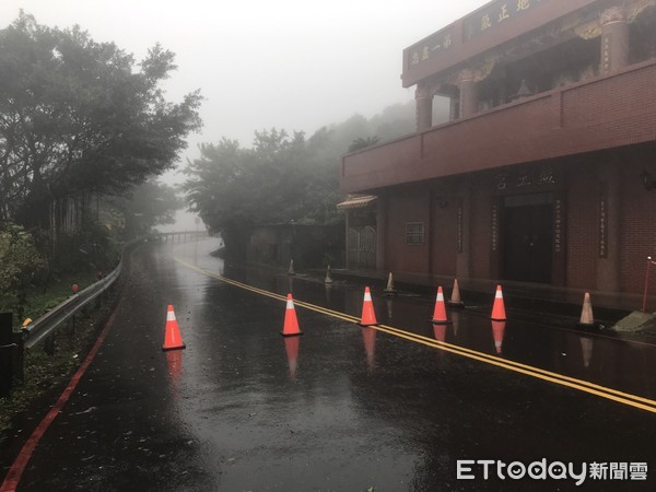 ▲新北市雙溪區102線21.5K、往不厭亭方向9日發生土石坍方，造成交通中斷。（圖／記者郭世賢翻攝）