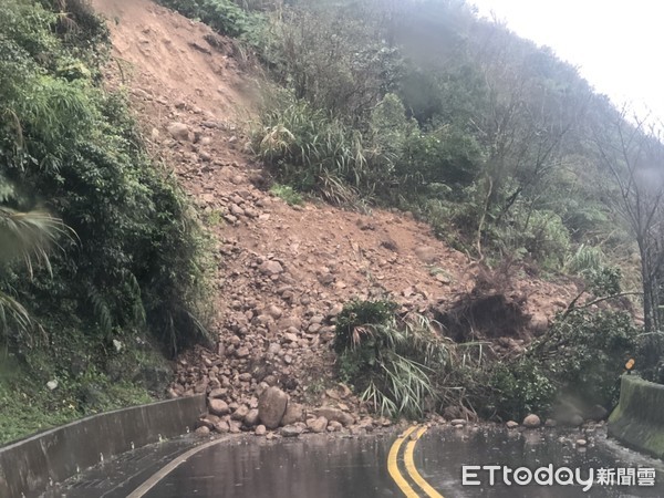 ▲新北市雙溪區102線21.5K、往不厭亭方向9日發生土石坍方，造成交通中斷。（圖／記者郭世賢翻攝）