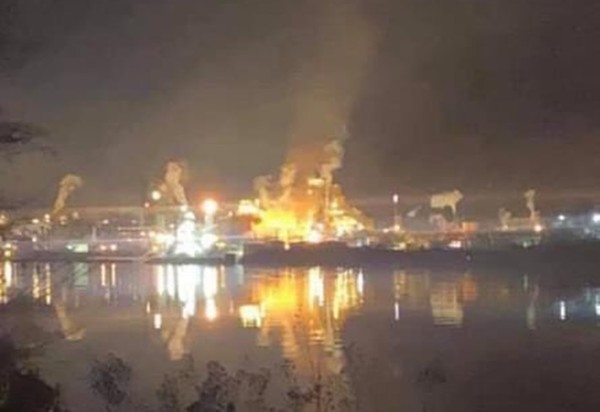 ▲▼美國西維吉尼亞州一間化工廠附近8日晚間10時許爆炸起火。（圖／翻攝自推特）