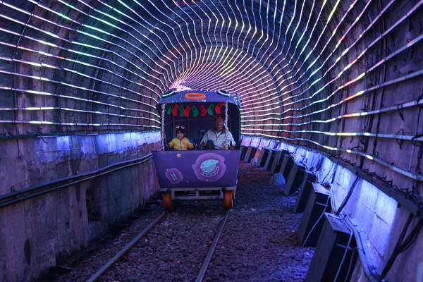 ▲深澳鐵道自行車「耶誕光隧道」將於12月11日起全新登場。（圖／新北市觀旅局提供）