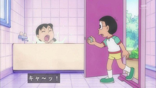 日本動畫《哆啦A夢》常出現大雄誤闖靜香浴室、偷窺靜香洗澡的畫面。（翻攝《哆啦A夢》片段）
