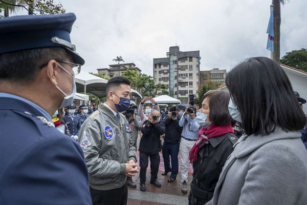 ▲新竹市長林智堅向眷屬表達崇高的敬意。（圖／新竹市政府提供）