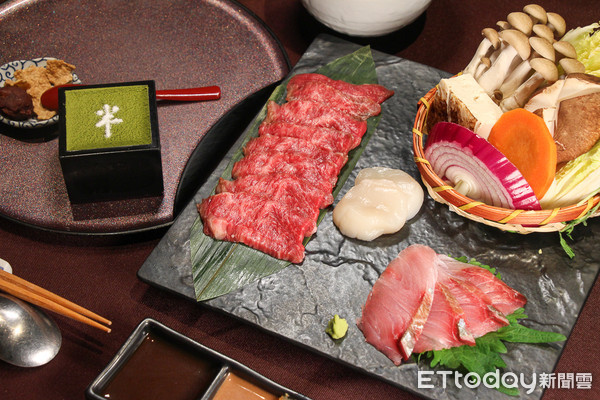 ▲生食或燙熟都可以！日本橋海鮮丼冬令火鍋套餐有雙重吃法。（圖／記者黃士原攝）