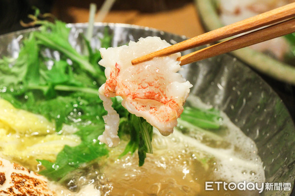 ▲生食或燙熟都可以！日本橋海鮮丼冬令火鍋套餐有雙重吃法。（圖／記者黃士原攝）