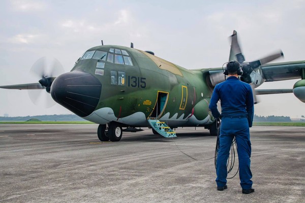 ▲▼空軍出機C-130兩架進行空中增雨。（圖／翻攝國防部臉書）