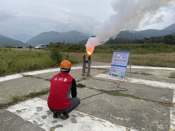 ▲▼中山科學研究院施放國產高空焰彈，進行空中增雨作業。（圖／水利署提供）