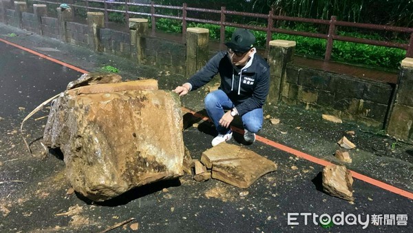 ▲基隆外木山5噸巨石崩落「斷裂兩半」 湖海路封閉搶修。（圖／基隆市議員張秉鈞提供）