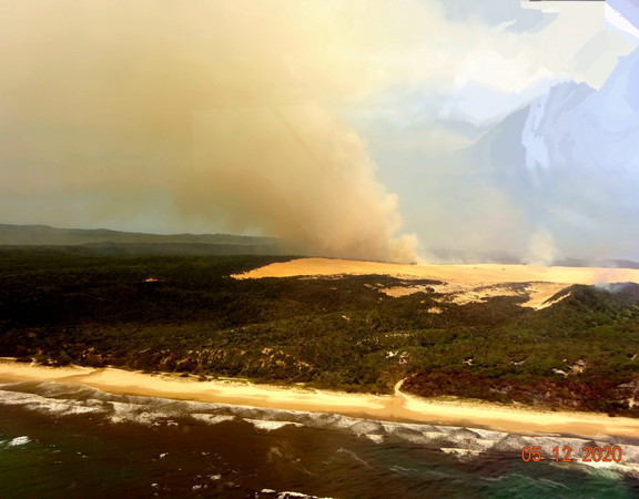 ▲▼澳洲昆士蘭州費沙島（Fraser Island）森林大火持續7周仍未撲滅。（圖／路透）