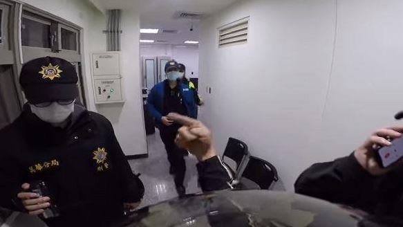 騎士PO影片控警執法不當，反遭打臉。（圖／翻攝自Facebook／爆料公社）