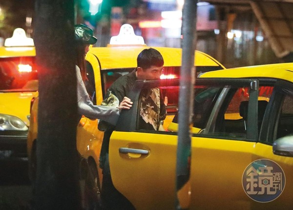 02：44，散場後，丫頭（左）和襯衫男（右）共乘一輛計程車離開。