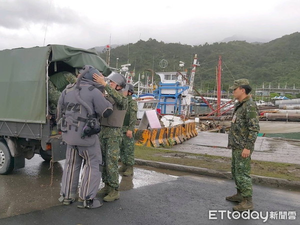 ▲▼宜蘭漁民10日撈獲未爆彈，軍方初判是長122公分、直徑7公分火箭彈。（圖／記者游芳男翻攝，下同）