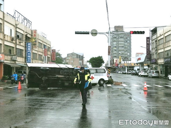 ▲▼宜蘭10日發生救護車與貨車在十字路口相撞釀2傷意外。（圖／記者游芳男翻攝，下同）