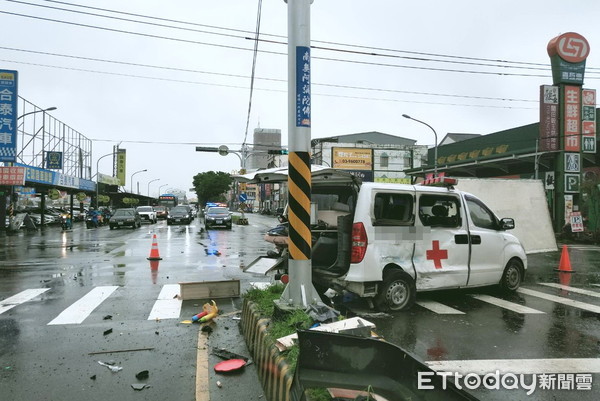 ▲▼宜蘭10日發生救護車與貨車在十字路口相撞釀2傷意外。（圖／記者游芳男翻攝，下同）