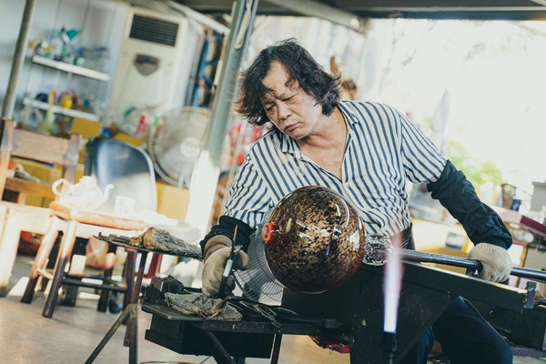 ▲玻璃藝術家林瑤農是今年唯一獲選的玻璃工藝家。（圖／新竹市政府提供）