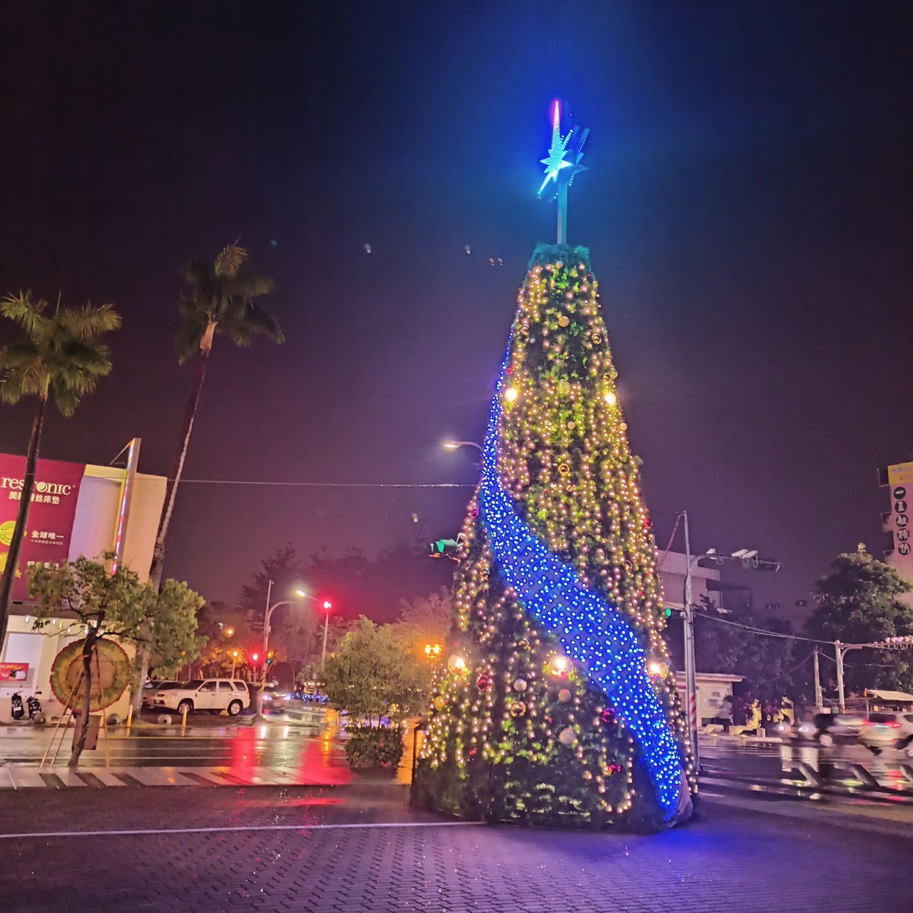 ▲▼台南新營燈區聖誕樹。（圖／台南市政府觀光旅遊局提供）