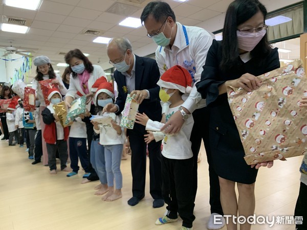 ▲環球科技大學附設幼兒園辦理心願樹陪伴家扶兒溫馨過耶誕以15週年，888份心願禮物在心願樹下，透過董事長許淑敏、校長沈健華、執行長韋明淑及園長何采樺代表捐贈。（圖／記者蔡佩旻翻攝）