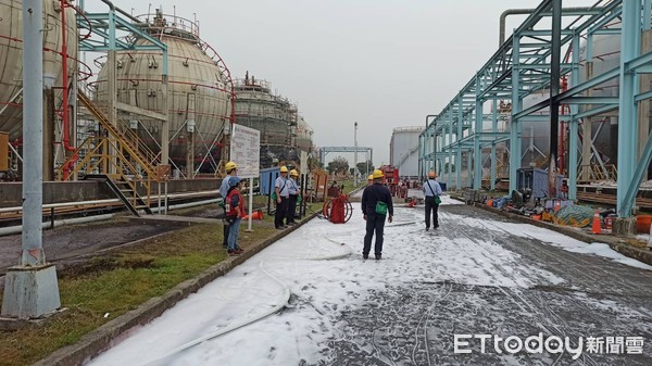 ▲中油林園廠失火竄煙，環保局加重罰百萬 。（圖／記者洪靖宜翻攝）