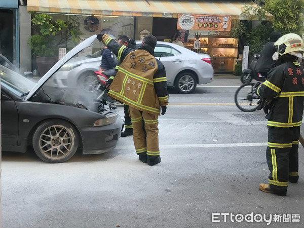 ▲警消到場後隨即佈水線警戒，並將引擎蓋掀開後持滅火器往冒煙處底部灌救，直至未再冒出白煙、經檢查安全無虞，在十分鐘以內迅速解除危險，這才結束一場虛驚。（圖／記者蔡佩旻翻攝）