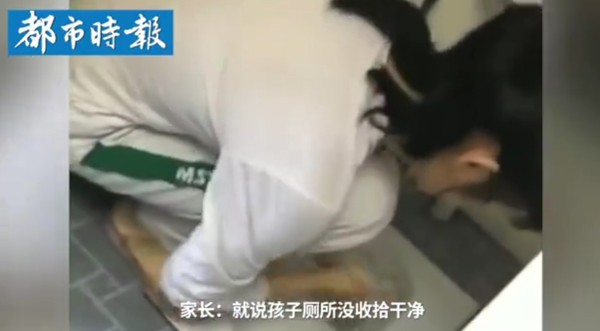 ▲遼寧一名教練體罰學生馬桶水洗臉。（圖／翻攝自都市時報，下同）