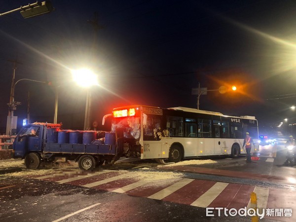 ▲▼台中霧峰公車清晨追撞小貨車！豆渣灑滿地　3人受傷送醫。（圖／民眾提供）