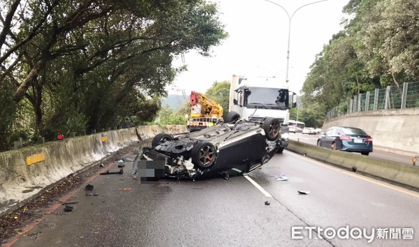 ▲桃園盧姓男子11日上午7時許駕車行經台3線大溪區段彎道，疑似天雨路滑失控翻覆。（圖／記者沈繼昌翻攝）