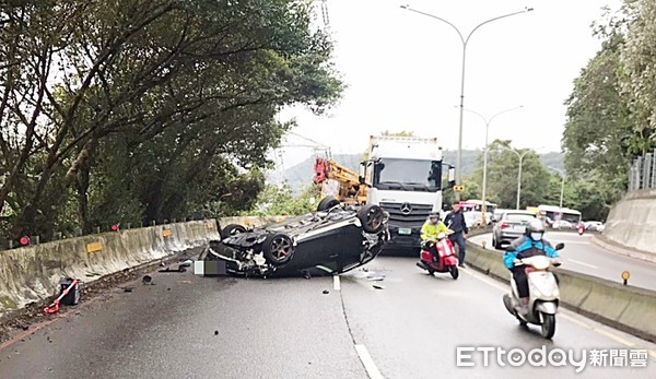 ▲桃園盧姓男子11日上午7時許駕車行經台3線大溪區段彎道失控翻覆。（圖／記者沈繼昌翻攝）