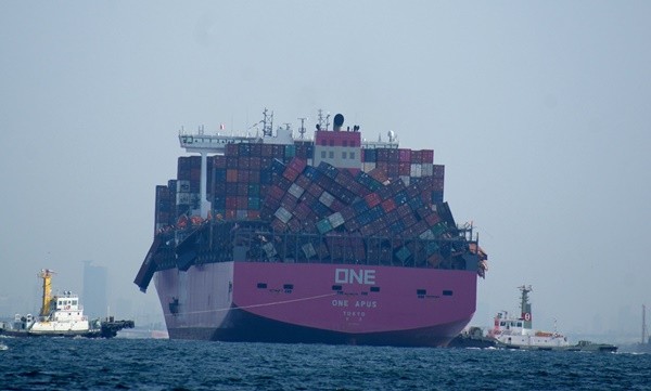 ▲日本ONE公司所屬大型貨櫃船「ONE Apus輪」返抵神戶港。（圖／翻攝Twitter@mrnkA4srnrA）