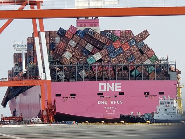 ▲日本ONE公司所屬大型貨櫃船「ONE Apus輪」返抵神戶港。（圖／翻攝Twitter@nobuya0827）