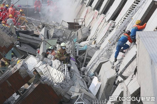 台南永康區維冠金龍大樓搜救。（圖／記者季相儒攝）