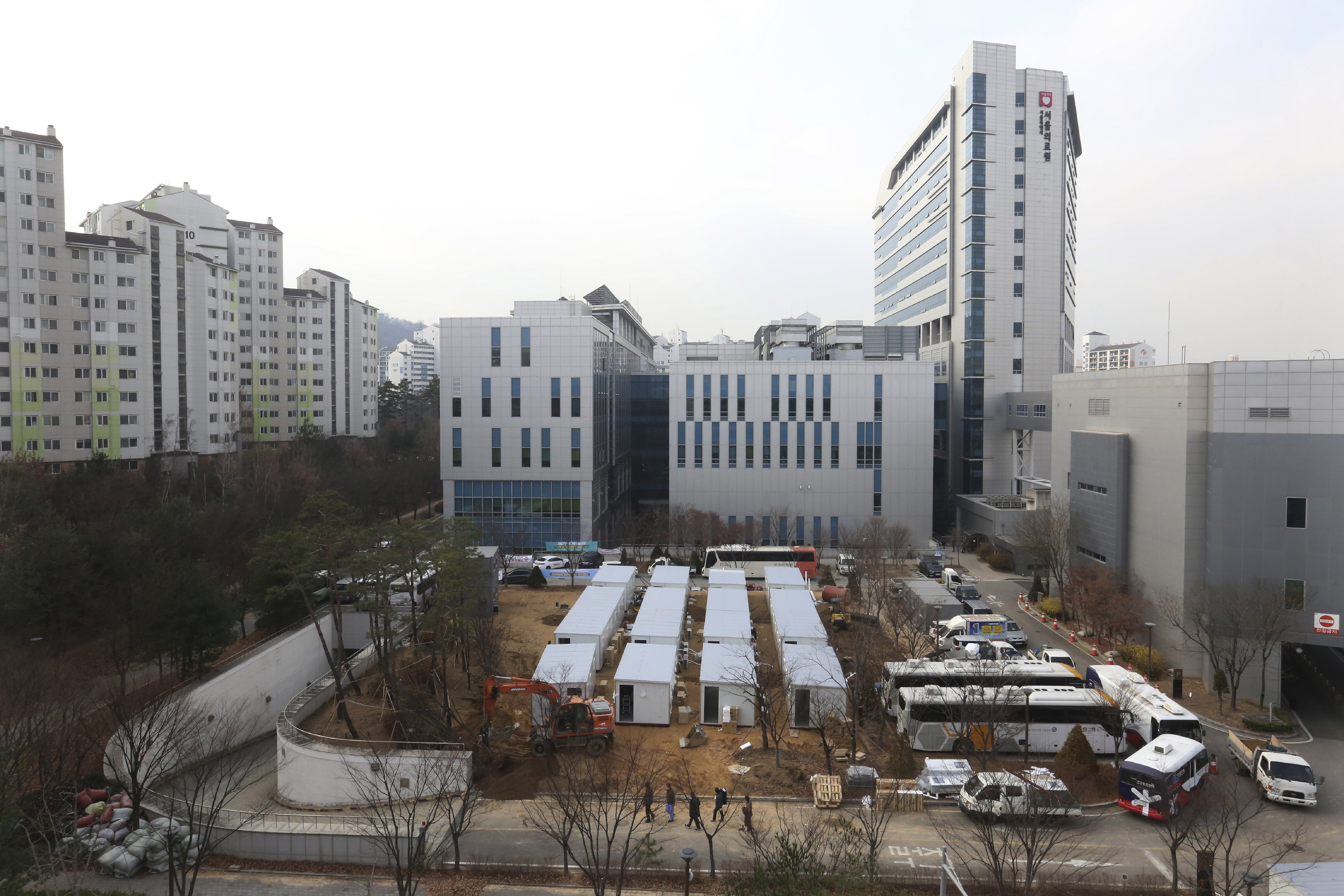 ▲▼南韓防疫當局在首爾醫療院空地蓋起應急用重症病床。（圖／達志影像／美聯社）