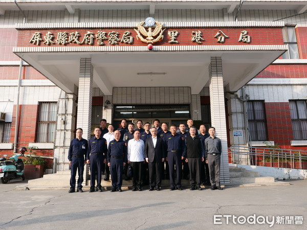 ▲警政署長陳家欽11日南下屏東縣里港警分局頒發破獲上億大麻破案慰問金 。（圖／記者陳崑福翻攝，以下同）