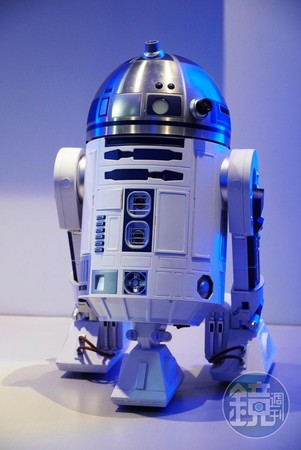 忠實還原R2-D2的電影造型，尺寸為原作的1/2，重量約為11公斤。