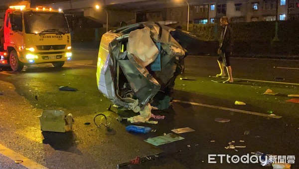 ▲▼黑車自撞後波及廂型車。（圖／記者游宗樺攝）