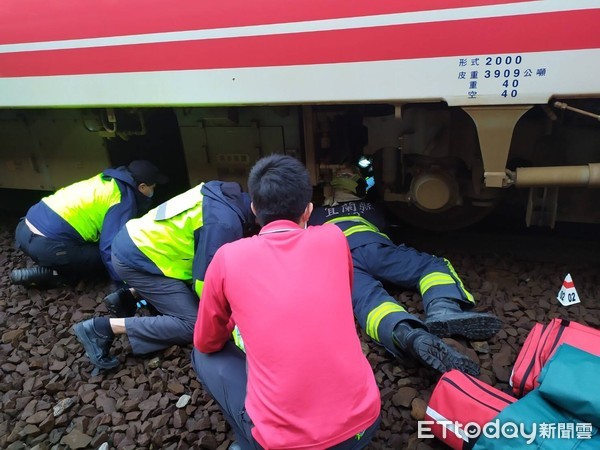 ▲▼宜蘭羅東火車站旅車遭普悠瑪撞上。（圖／記者游芳男翻攝）