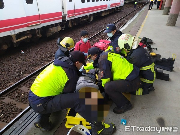 ▲▼宜蘭羅東火車站旅車遭普悠瑪撞上。（圖／記者游芳男翻攝）