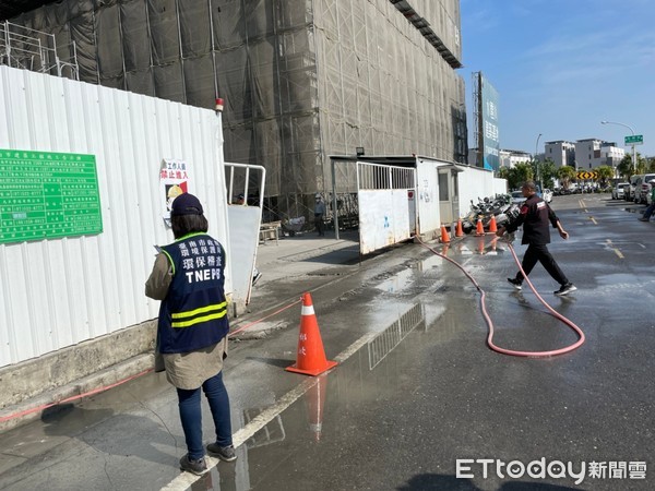 ▲環保署空氣品質預告12月12、14日有兩波境外空氣污染，台南市環保局將啟動稽巡查作業，加強工地稽查及柴油車目視判煙等作業。（圖／記者林悅翻攝，下同）