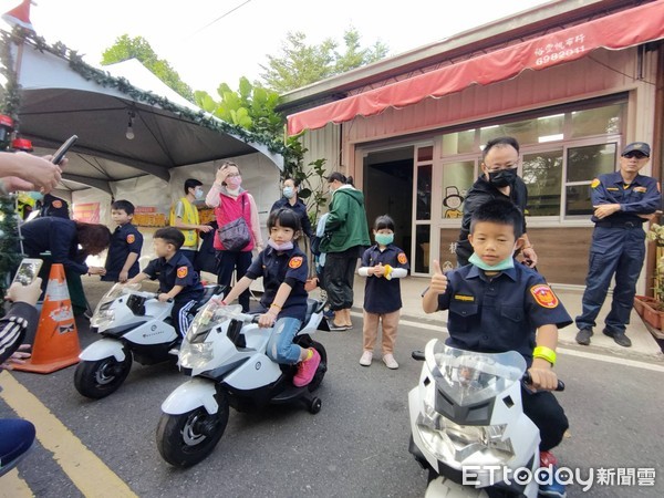 ▲台南市警白河分局為讓孩子們歡度聖誕節，並體驗波麗士大人之帥氣與多元警民互動，舉辦「聖誕市集小小警察活動」。（圖／記者林悅翻攝，下同）