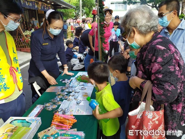 ▲台南市警白河分局為讓孩子們歡度聖誕節，並體驗波麗士大人之帥氣與多元警民互動，舉辦「聖誕市集小小警察活動」。（圖／記者林悅翻攝，下同）