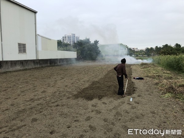 ▲近日接連數起雜草火警，讓消防人員疲於奔命，甚至引發嚴重的空氣污染，台南市消防局呼籲民眾切勿再燃燒雜草，以免造成鄰近區域廣大空氣汙染。（圖／記者林悅翻攝，下同）