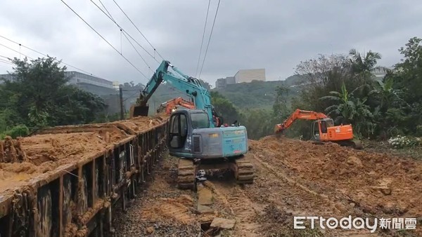 ▲▼宜蘭工務段長李建勳出面說明台鐵猴硐段清運工程。（圖／記者郭世賢翻攝）