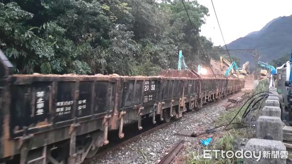 ▲▼宜蘭工務段長李建勳出面說明台鐵猴硐段清運工程。（圖／記者郭世賢翻攝）