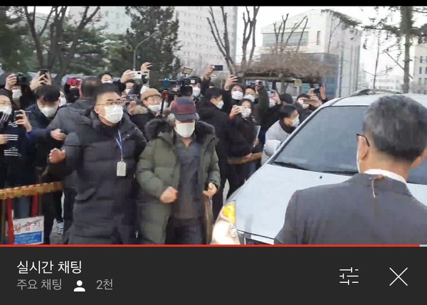 ▲▼南韓性暴力重大犯趙斗淳12日出獄。（圖／翻攝自YouTube）